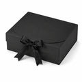 Boîte cadeau carrée 30 x 30 x 10 cm en carton noir avec ruban satin style élégant