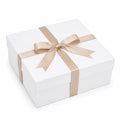 Boîte cadeau 30 x 22 x 10 cm en carton blanc et beige avec ruban satin style élégant